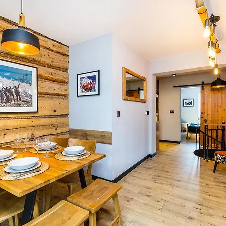 Palac Tatrzanski * בוקוווינה טטז'אנסקה